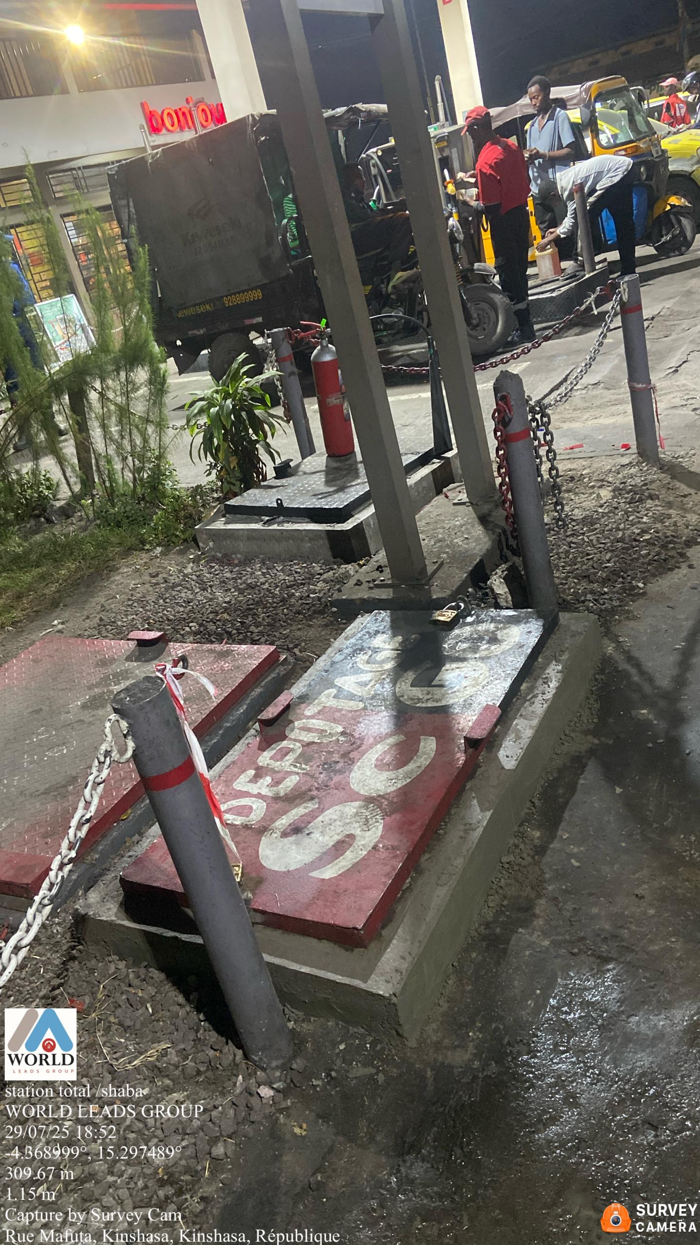 Après les travaux - Station-service Shaba: Fixation des couvercles de la zone de jaugeage